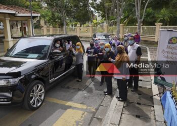 Sekolah Kebangsaan Putrajaya Presint 11 (1) mengadakan Majlis Apresiasi bagi tahun 2020 secara pandu lalu ekoran bagi mematuhi prosedur operasi standard (SOP) bagi mengelakkan jangkitan virus Covid-19 Anugerah disampaikan oleh Guru Besar SK Putrajaya Presint 11 (1), Rohana Abd Manaf dan diiringi sebahagian guru-guru. - UTUSAN/AMIR KHALID