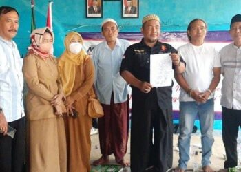 ARIF (tiga kanan) membuat permohonan maaf berhubung kenyataan kontroversi di Desa Jogodalu, Benjeng.-AGENSI