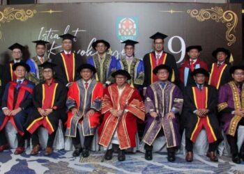 ZULKIFLI Mohamad al-Bakri (duduk, empat dari kanan) bergambar selepas merasmikan Majlis Istiadat Konvokesyen Ke-19 Kolej Uniti Port Dickson 2022 di Bangi, Selangor hari ini. - FOTO/AMREE AHMAD
