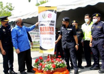 MOHD. Zolkafly Harun (dua dari kiri) melancarkan Kempen Keselamatan Jalan Raya sempena Sambutan Hari Raya Aidilfitri 2022 di Plaza Tol Ipoh (U), Jelapang arah selatan di Ipoh, Perak, hari ini.
