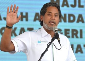 KHAIRY Jamaluddin berucap pada  Pelancaran Jelajah Agenda Nasional Malaysia Sihat peringkat negeri Perak dan Inisiatif Saringan Kesihatan Kebangsaan di Meru Raya, Ipoh hari ini. - FOTO/ZULFACHRI ZULKIFLI