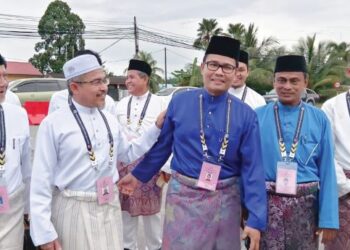 NIK Omar Nik Abdul Aziz ( dua dari kiri) dan Khairul Azwan Harun (tengah) pada penamaan calon Parlimen Pasir Salak untuk PRU15 di Kampung Gajah, Perak, Sabtu lalu.
