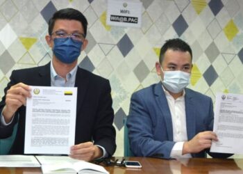 TAN Kar Hing (kiri) dan Chong Zhemin menunjukkan surat permohonan supaya PAC Perak mengadakan mesyuarat berhubung penjualan tanah untuk pembinaan lapangan terbang dalam sidang akhbar di Ipoh, Perak, hari ini. - FOTO/ZULFACHRI ZULKIFLI