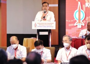 ANTHONY Loke Siew Fook berucap pada Konvensyen DAP Perak di Ipoh hari ini. - FOTO/MUHAMAD NAZREEN SYAH MUSTHAFA