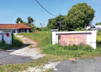 KEADAAN bangunan Rumah Puspanita Hilir Perak yang semak dan terbiar ketika tinjauan di Teluk Intan, Perak, baru-baru ini. – FOTO/AIN SAFRE BIDIN