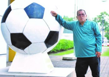 AZIZAN Hashim kini antara wartawan sukan yang disegani di Perak. - UTUSAN/MUHAMAD NAZREEN SYAH MUSTHAFA