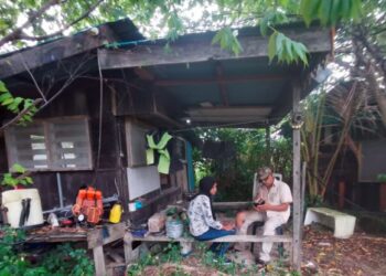 KEADAAN Mohamad Anuar Arshad dan isterinya yang tinggal di pondok tepi Sungai Pahlawan dekat Teluk Intan, Perak. - UTUSAN/AIN SAFRE BIDIN