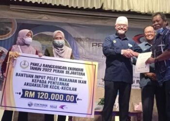 RAZMAN Zakaria (tiga dari kanan) menyampaikan sijil kepada penerima pada Program Kesedaran Pematuhan myGAP (Malaysian Good Aquaculture Practice) dan Pensijilan Jabatan Perikanan Malaysia di Taiping, Perak.