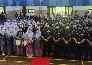 MIOR Faridalathrash Wahid (tengah) bergambar bersama pegawai dan anggota sempena Lawatan Kerja Ketua Polis Perak ke IPD Kuala Kangsar di Kompleks Perumahan PDRM Kuala Kangsar, Perak, hari ini.
