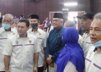 HAMZAH Zainudin (tengah) bersama tetamu yang hadir pada majlis Sambutan Hari Raya Aidilfitri di Dewan Majlis Daerah Selama, Larut, Perak, hari ini. - FOTO/WAT KAMAL ABAS