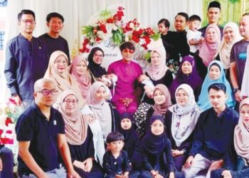 M. DAUD Kilau (tengah) bersama ahli keluarganya pada majlis naik buai dua cicitnya di Kampung Sungai Balai, Bagan Datuk, Perak, semalam. – FOTO/AIN SAFRE BIDIN