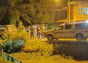 ANGGOTA polis menjalankan siasatan di lokasi seorang lelaki meninggal dunia selepas pergaduhan di Kampung Parit Tok Ngah di Tanjung Piandang dekat Parit Buntar, Perak, hari ini. 