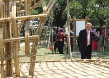 MAH Hang Soon (kanan) melihat replika yang dicipta oleh pelajar UTAR  di kawasan Bamboo Pavilion pada sambutan ulang tahun ke-20 UTAR di Kampar hari ini. - FOTO/MUHAMAD NAZREEN SYAH MUSTHAFA