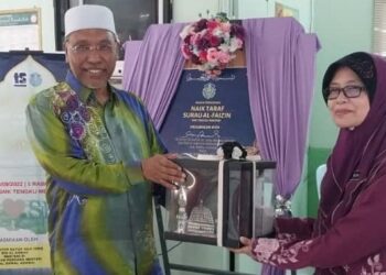 IDRIS Ahmad menerima cenderahati daripada pihak sekolah pada majlis perasmian naik taraf Surau Al Faizin dan Tazkirah Maulidur Rasul di SMK Tengku Menteri Changkat Jering, Bukit Gantang, Perak, hari ini. - FOTO/WAT KAMAL ABAS