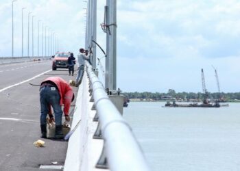 PARA pekerja melakukan kerja-kerja akhir di Jambatan Bagan Datuk-Sejagop ketika tinjauan baru-baru ini. – UTUSAN/MUHAMAD NAZREEN SYAH MUSTHAFA