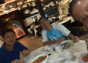 GAMBAR Tsz Kin Richard Chan (kiri) makan bersama Loo Ying Leng (kanan) dan suami di sebuah restoran di ibu negara baru-baru ini.
