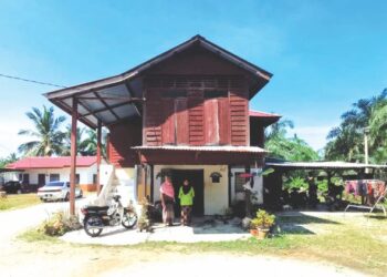 SUASANA rumah di Kampung Tebing Rebak yang kurang penduduk di Bagan Datuk, Perak, baru-baru ini. - UTUSAN/AIN SAFRE BIDIN