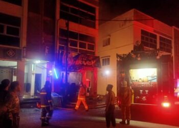 ANGGOTA bomba memadam kebakaran rumah kedai di Seri Iskandar di Parit, Perak, hari ini. - FOTO/IHSAN JBPM