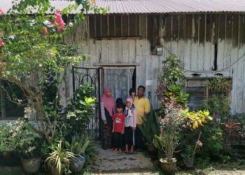 MOHD. Saad Omar (kanan) bersama isteri dan anak-anak di rumah sewa yang daif di Kampung Setia Jaya, Jalan Menderang, Sungkai dekat Tanjung Malim, Perak. – FOTO/AIN SAFRE BIDIN
