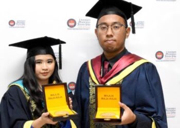 MUHAMMAD Luqman Hakim dan (kanan) Liew Siew Ling bangga dengan kejayaan meraih Anugerah DiRaja pada Konvokesyen UPSI di Dewan Tuanku Canselor, Kampus Sultan Azlan Shah di Tanjung Malim semalam. - FOTO/IHSAN UPSI