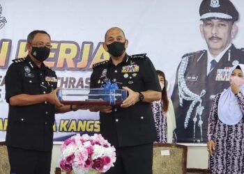 MIOR Faridalathrash Wahid (kanan) menerima cenderahati daripada Ketua Polis Daerah Kuala Kangsar, Asisten Komisioner Omar Bakhtiar Yaacob pada program Lawatan Kerja Ketua Polis Perak ke IPD Kuala Kangsar di Kompleks Perumahan PDRM Kuala Kangsar, Perak, hari ini.