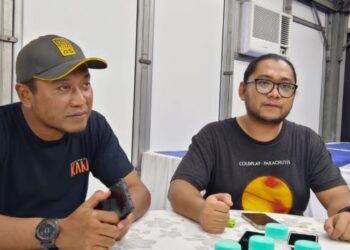 WAN Hafiz Wan Idris (kanan) bersama Hamidi Baharuddin ketika ditemui pemberita pada Karnival Mesra Anak Muda (KAMU) @ Karnival Lokein-O-Rama di Stadium Indera Mulia, Ipoh semalam.