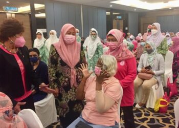 WAN Norashikin Wan Noordin (berdiri, tengah) berbual dengan peserta pada Program Ceramah Awam dan Bengkel Pesakit Kanser Payudara 2022 di Ipoh, hari ini. - FOTO/MOHAMAD HAFIZI MOHD. SAID