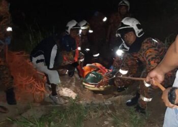 ANGGOTA bomba membawa turun mangsa yang tidak sedarkan diri ketika mendaki bukit di Hutan Simpan Bukit Kledang di Menglembu, Ipoh semalam. - FOTO/JBPM PERAK