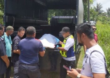 ANGGOTA polis mengangkat mayat lelaki dipercayai mangsa bunuh dalam kejadian di Kampung Merua, Parit, Perak, hari ini. - FOTO/MOHAMAD HAFIZI MOHD SAID