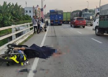 KEADAAN mangsa yang maut selepas diseret sebuah treler di atas jambatan Sungai Batang Padang di Kilometer 57, Jalan Ipoh-Kuala Lumpur dekat Tapah hari ini. - FOTO/IHSAN PDRM