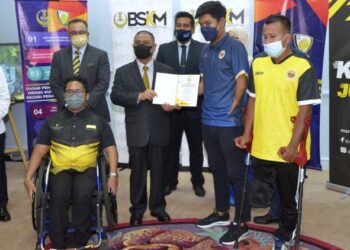 SAARANI Mohamad (tengah) menerima ikrar dasar daripada atlet para sebagai simbolik perasmian Dasar Pembangunan Sukan OKU negeri Perak di Ipoh hari ini. - FOTO/ZULFACHRI ZULKIFLI