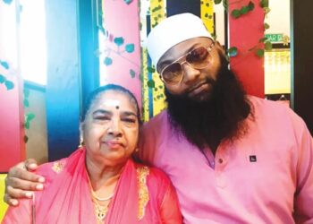 MUHAMMAD Mikhael Sathayah dan ibunya, M. Muniamah pada satu program di Ipoh, Perak, baru-baru ini. – FOTO/LIYANA RAMLI