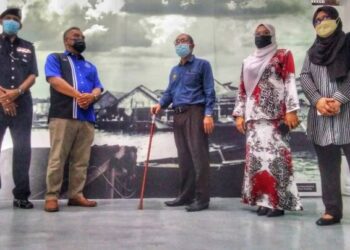 KAMARUL Ibrahim À. Kassim  (tengah) merasmikan pra pelancaran pembukaan Rumah Kapten Speedy di Taiping, Perak, hari ini. - FOTO/WAT KAMAL ABAS