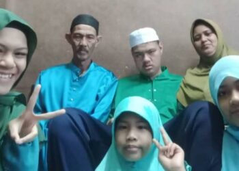 GAMBAR album Shahriza Ishak (belakang, kanan), wanita yang maut dalam kemalangan jalan raya di Jalan Ipoh-Kuala Lumpur di Tapah hari ini bersama ahli keluarganya.