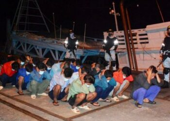TEKONG dan awak-awak bot nelayan Vietnam yang ditahan kerana menceroboh perairan negara dekat Pulau Tioman, Pahang semalam. - FOTO/IHSAN TLDM