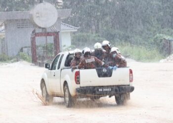 ANGGOTA bomba menempuh cuaca hujan ketika melakukan kerja-kerja mencari mangsa yang tertimbus runtuhan batu di tapak kuari dekat Keramat Pulai, Ipoh, hari ini. - FOTO/MUHAMAD NAZREEN SYAH MUSTHAFA