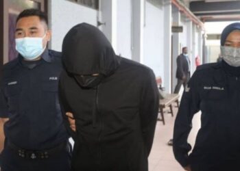 ABDUL Malek Mansor (tengah) dijatuhi hukuman denda RM17,000 di Mahkamah Sesyen Ipoh hari ini selepas didapati bersalah memalsukan dokumen sebut harga, empat tahun lalu.