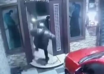 TANGKAP layar rakaman CCTV yang memaparkan cubaan samun di Taman Tasek Indra, Ipoh. - FOTO/MEDIA SOSIAL
