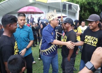 AHMAD Faizal Azumu beramah mesra dengan peserta Karnival Sukan Moh Kome di Kampung  Chandak, Tanjung Rambutan di Ipoh hari ini. - FOTO/MUHAMAD NAZREEN SYAH MUSTHAFA