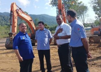 M. SARAVANAN (dua dari kanan) dan Saarani Mohamad (kiri) menyempurnakan majlis pecah tanah bagi pembinaan Pusat Rehabilitasi Neuro-Robotik dan Cybernics Kebangsaan Pertubuhan Keselamatan Sosial (Perkeso) di Bandar Meru Raya, Ipoh hari ini.