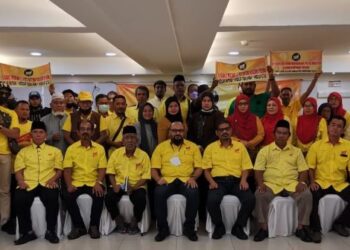 KAMARUL Airi  Arifin (depan, lima dari kiri) bersama ketua dan wakil bahagian Putra Perak pada sidang akhbar di Teluk Intan semalam. - FOTO/AIN SAFRE BIDIN