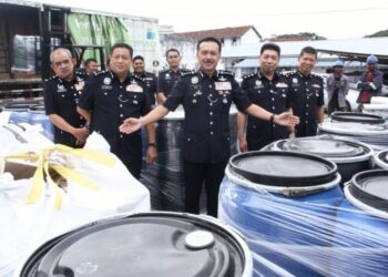 MOHD. Yusri Hassan Basri (tengah) menunjukkan barangan rampasan yang dilupuskan di IPK Perak di Ipoh hari ini. - FOTO/MUHAMAD NAZREEN SYAH MUSTHAFA
