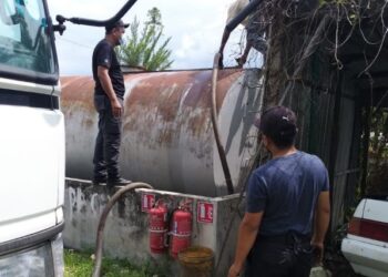 ANGGOTA penguat kuasa KPDNHEP Perak memeriksa tangki berisi minyak disyaki diesel dalam serbuan di sebuah kilang papan di Jalan Lubuk Merbok, Simpang Lawin, Kuala Kangsar semalam. - FOTO/IHSAN KPDNHEP