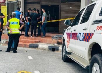 ANGGOTA polis melakukan pemeriksaan di lokasi rompakan kedai emas di Taman Ipoh Jaya, Ipoh hari ini.
