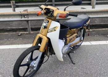 KEADAAN motosikal mangsa yang terlibat dalam kemalangan maut di KM 184.7 Lebuh Raya Utara Selatan arah utara dekat Bagan Serai, Perak, hari ini. - FOTO/IHSAN PDRM
