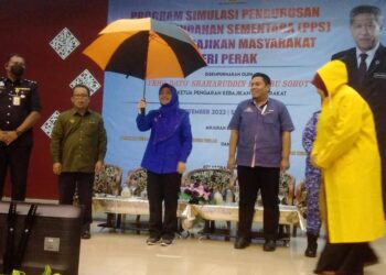 NOR Tipah Majin (tengah) memegang payung sebagai simbolik perasmian Program Simulasi Pengurusan PPS di Dewan Datuk Zainal Abidin Zin di Bagan Serai semalam. - UTUSAN/WAT KAMAL ABAS