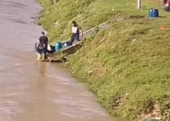 VIDEO tular tiga individu  membuang sisa ke dalam Sungai Kinta di Jalan Sultan Iskandar di Ipoh. - UTUSAN/MEDIA SOSIAL