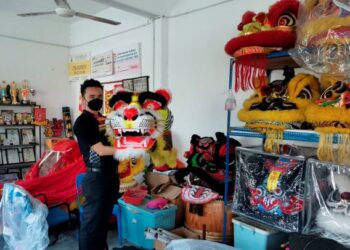LIM Beng Hooi menunjukkan kelengkapan persembahan tarian naga dan singa di Teluk Intan, Perak. - UTUSAN/AIN SAFRE BIDIN