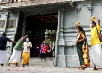 PENGANUT Hindu melakukan upacara ‘paal koodam’ atau menjunjung belanga berisi susu sempena sambutan perayaan Thaipusam di Kuil Sri Subramaniar, Gunung Cheroh di Ipoh, Perak, hari ini. - FOTO/ZULFACHRI ZULKIFLI