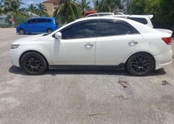 KERETA Forte yang ditinggalkan suspek bersama teman wanita dan barang curi termasuk biri-biri di Kampung Bahagia, Teluk Intan hari ini. - FOTO/IHSAN PDRM